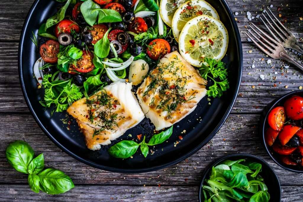 gewürzt gebratener Fisch Zitrone Gemüse