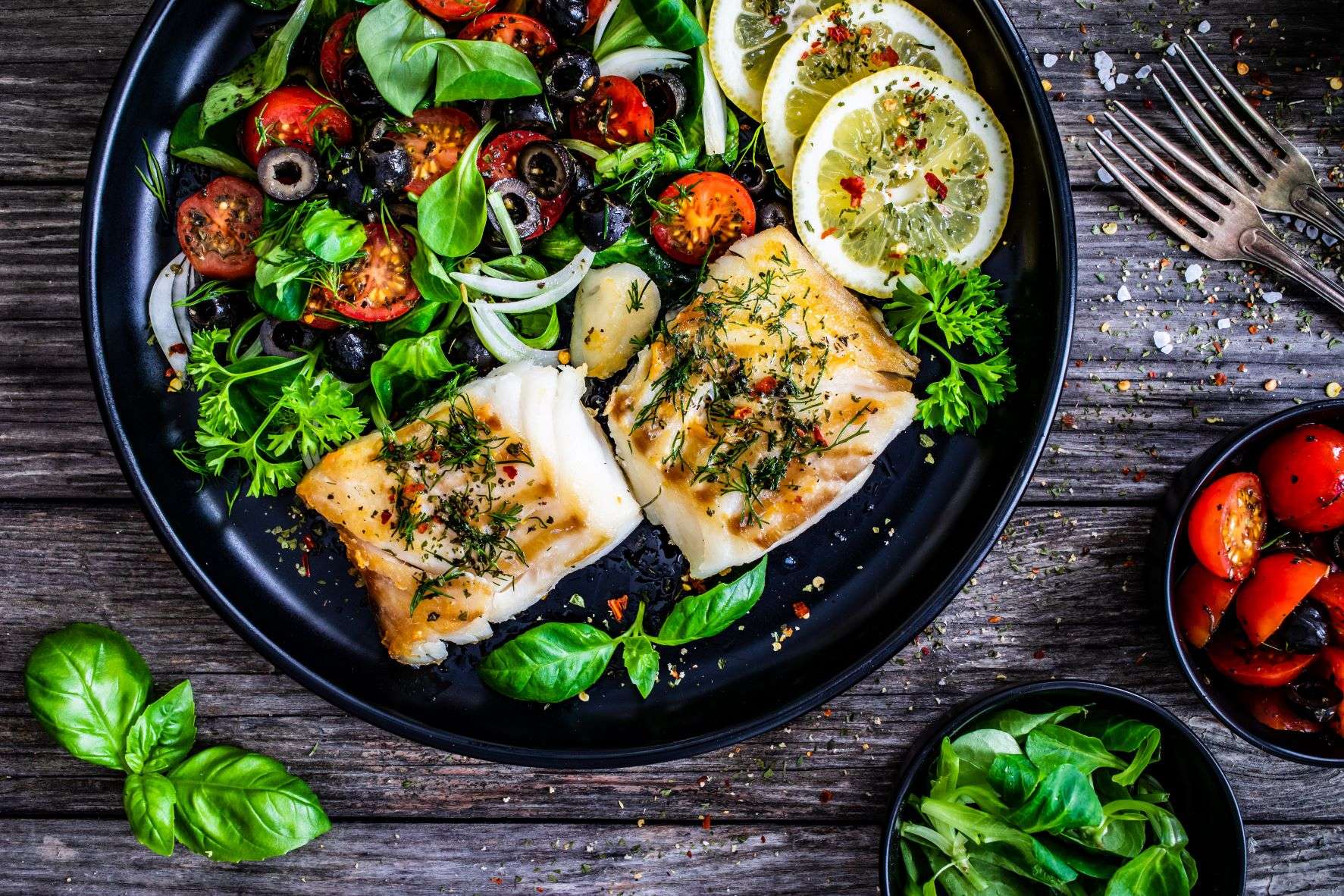 gewürzt gebratener Fisch Zitrone Gemüse