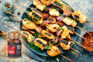 Gegrillte Hühnchenspieße mit Hafenfeuer von Speicher & Consorten